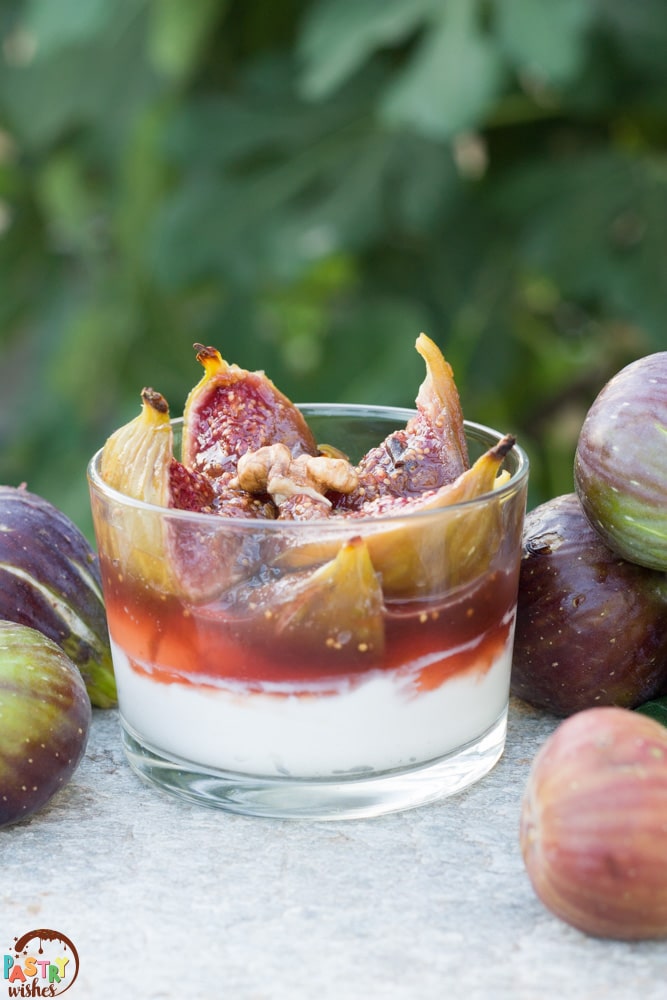 baked figs with greek yogurt