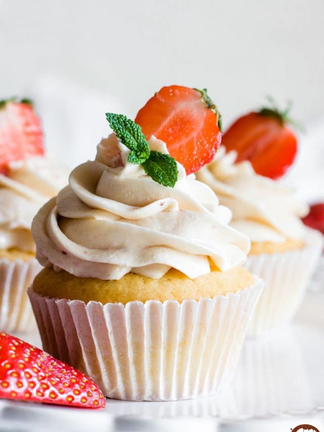 Easy Strawberry Filled Cupcakes Story Pastry Wishes
